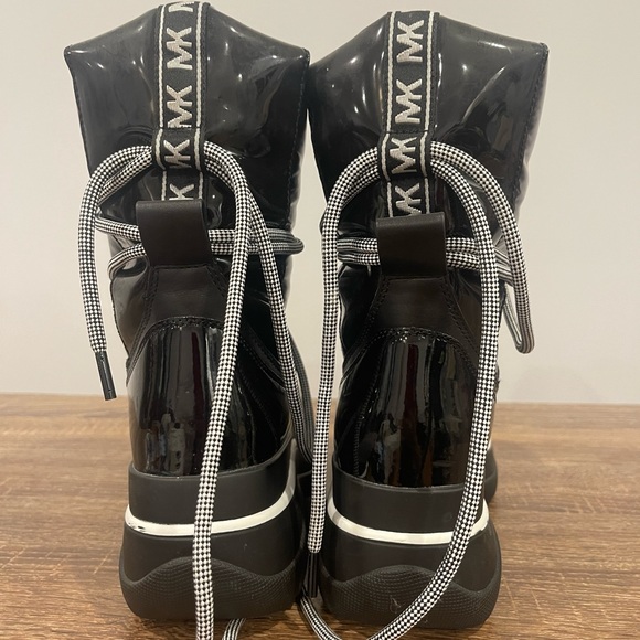 Micheal kors boots - Picture 2 of 4
